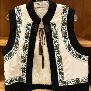 CARTONNIER specialty vest with detailed embroidery and ribbed trim.